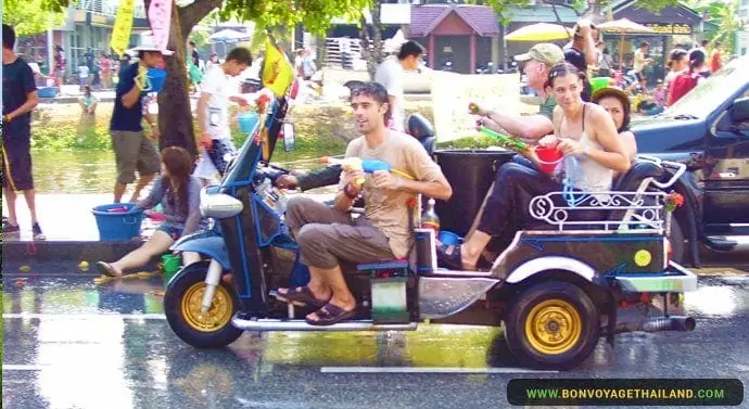 Le Festival Songkran à Chiang Mai - Tuk tuk