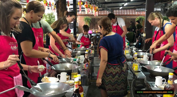 group of people learning thai cooking