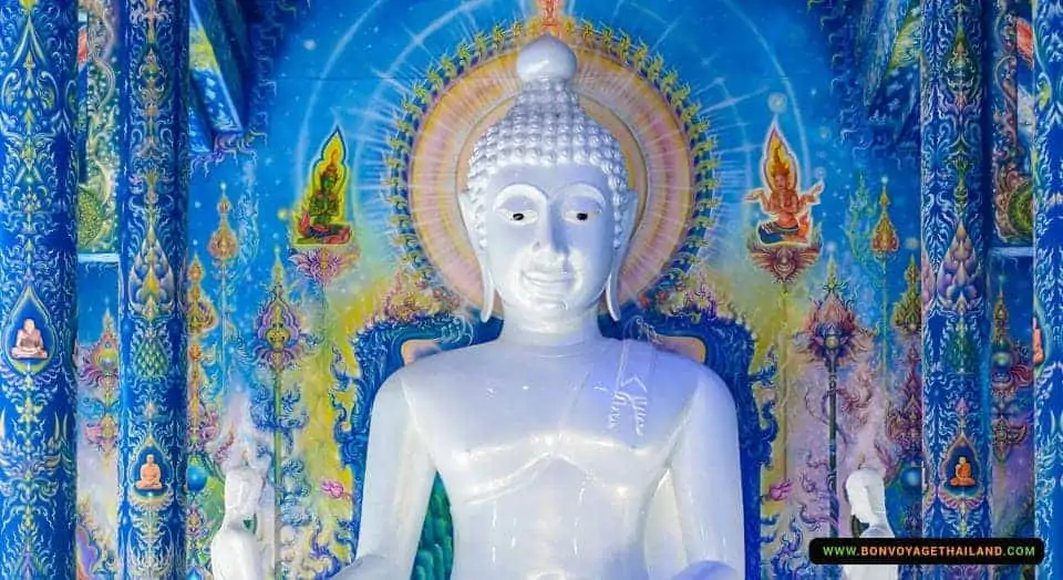 statue de bouddha à l'intérieur du temple bleu wat rong seua ten