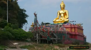 golden buddha statue in chiang rai