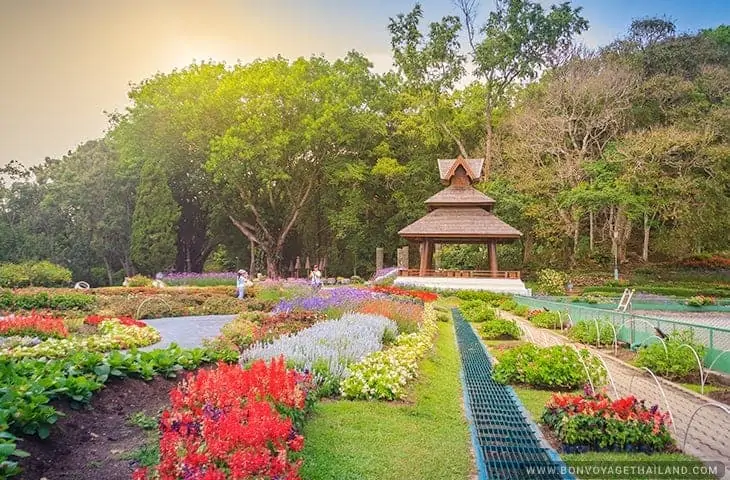 Le jardin du palais de Bhubing