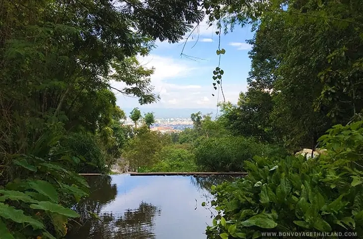 Vue de la randonnée sur le sentier des moines dans le Doi Suthep