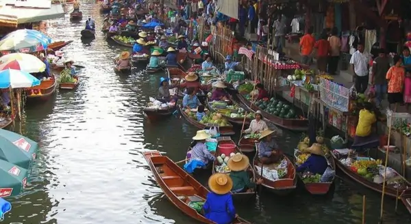 Damnoen Saduak Floating Market