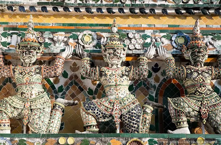 Wat Arun statues